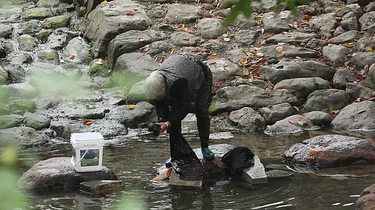 J浙江杭州龙门古镇老奶奶在溪边洗衣服4K实拍视频视频的预览图