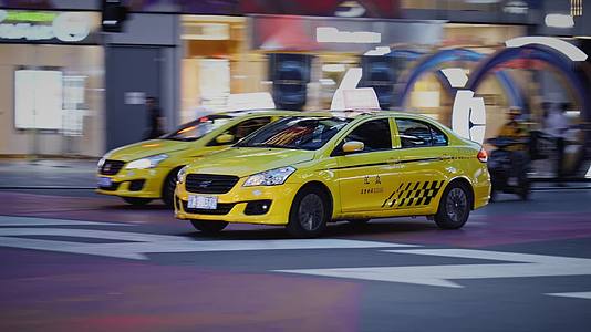 4k行驶中的重庆出租车视频的预览图