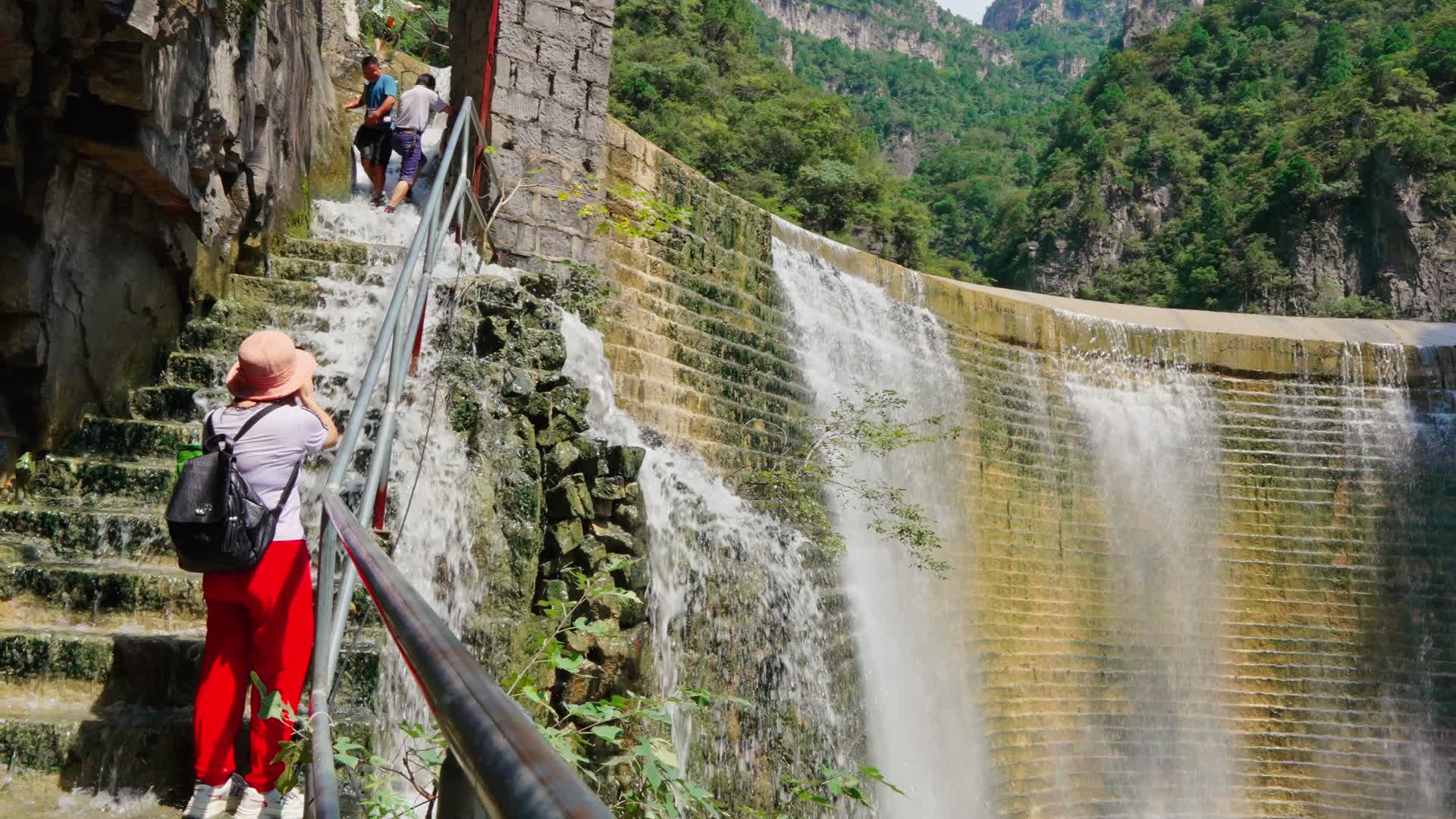 高山瀑布水流特写视频的预览图