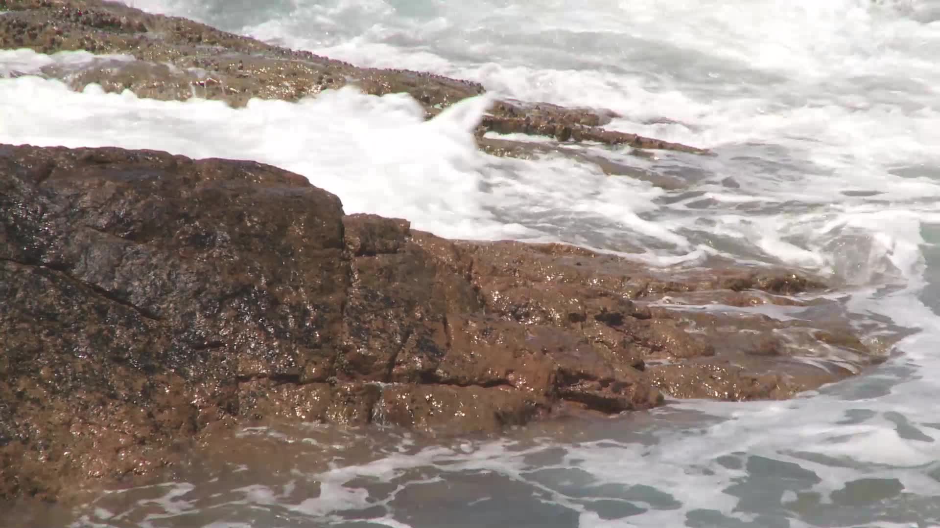 J广东惠州惠东海龟湾沙滩礁石实拍视频视频的预览图