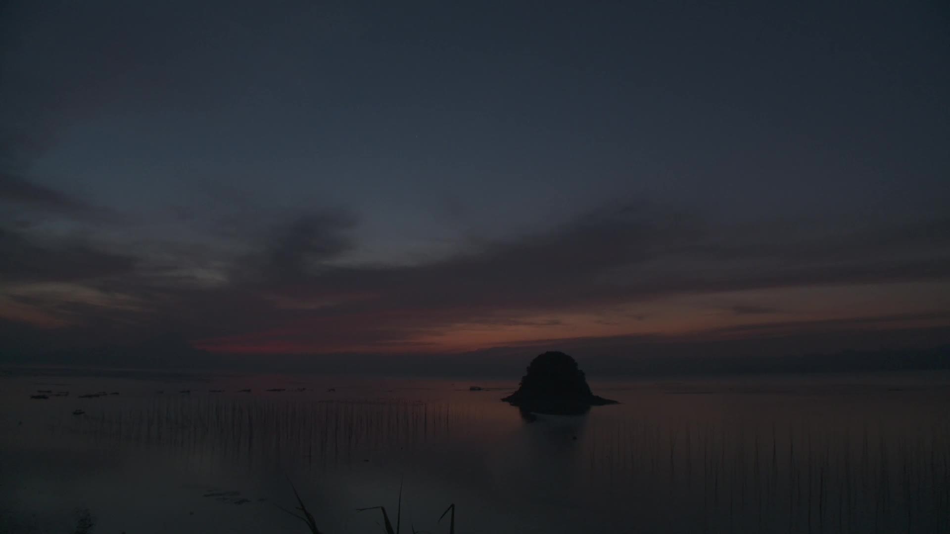 J广东惠州惠东海龟湾沙滩海边日出实拍视频视频的预览图