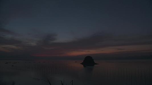 J广东惠州惠东海龟湾沙滩海边日出实拍视频视频的预览图