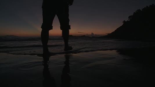 J广东惠州惠东海龟湾沙滩晚霞实拍视频视频的预览图
