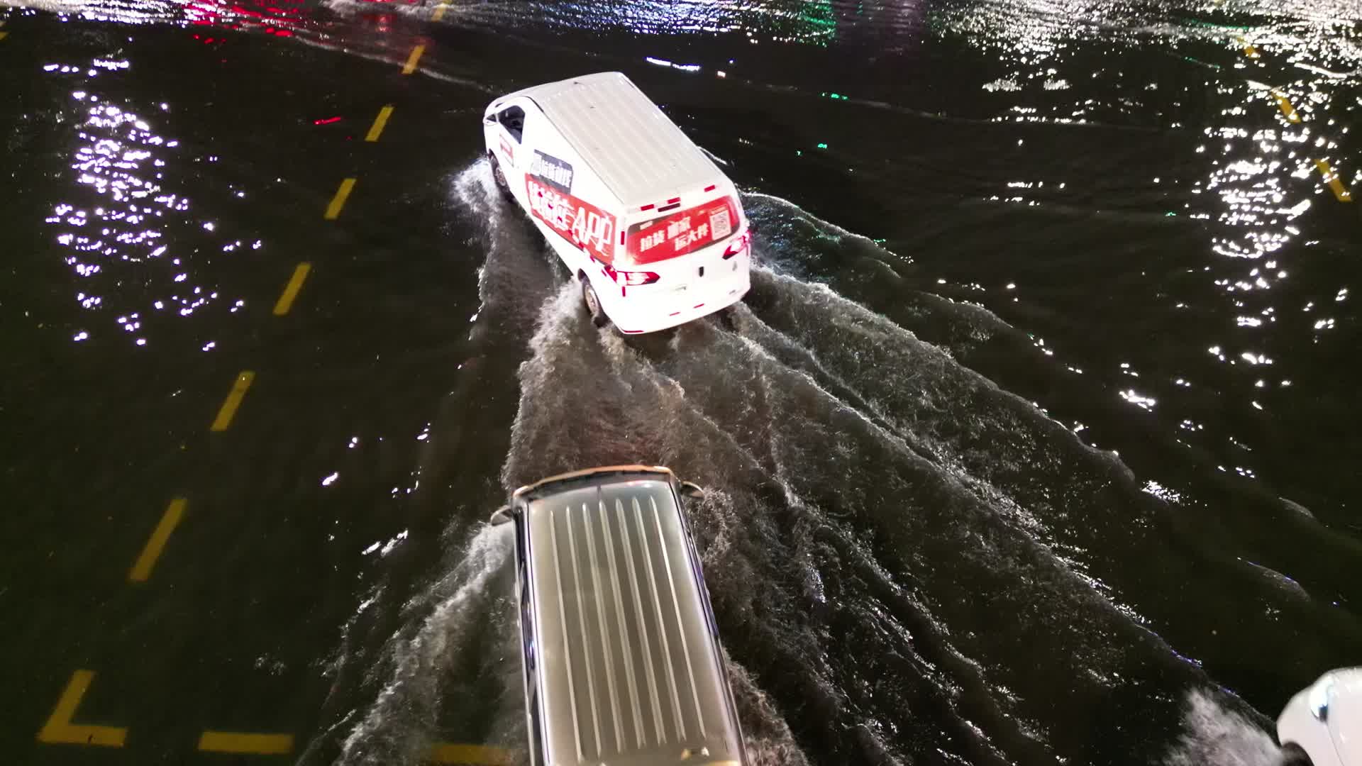 城市内涝洪水水灾纪实拍摄路面积水视频的预览图
