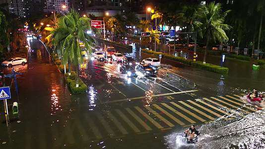 城市内涝洪水水灾纪实拍摄路面积水视频的预览图