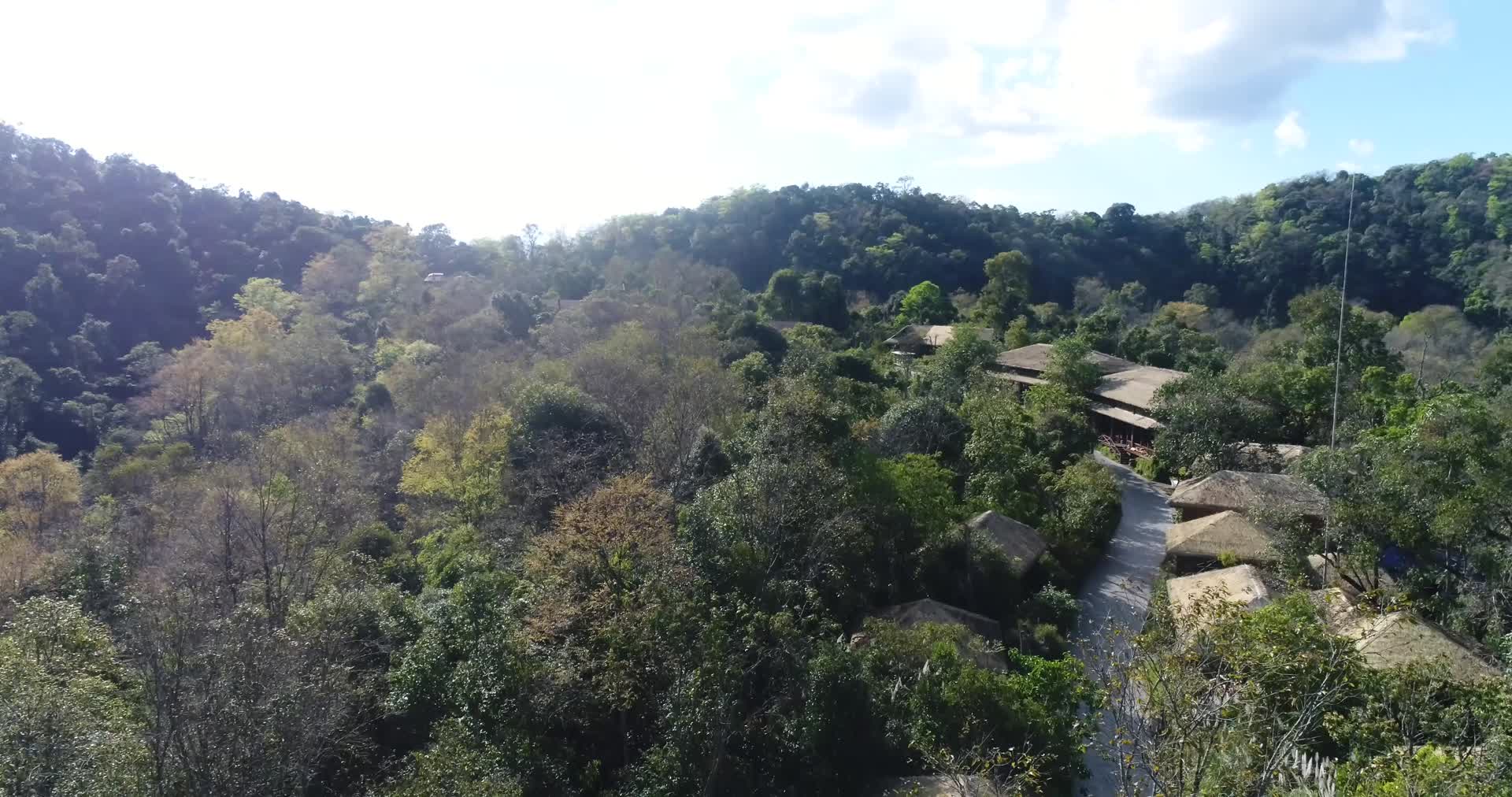 W云南普洱山间小路与村庄航拍4K视频的预览图