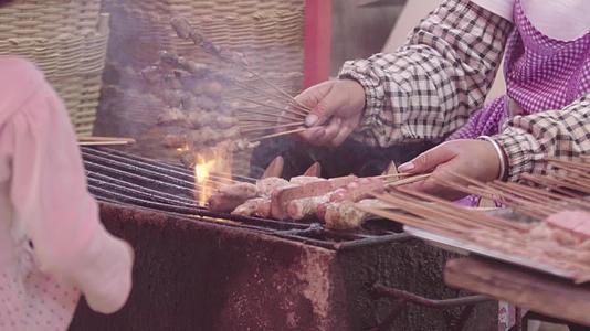 W云南普洱市集上的烤肉串视频的预览图