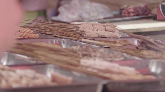 W云南普洱在集市上给烤肉串刷油视频的预览图