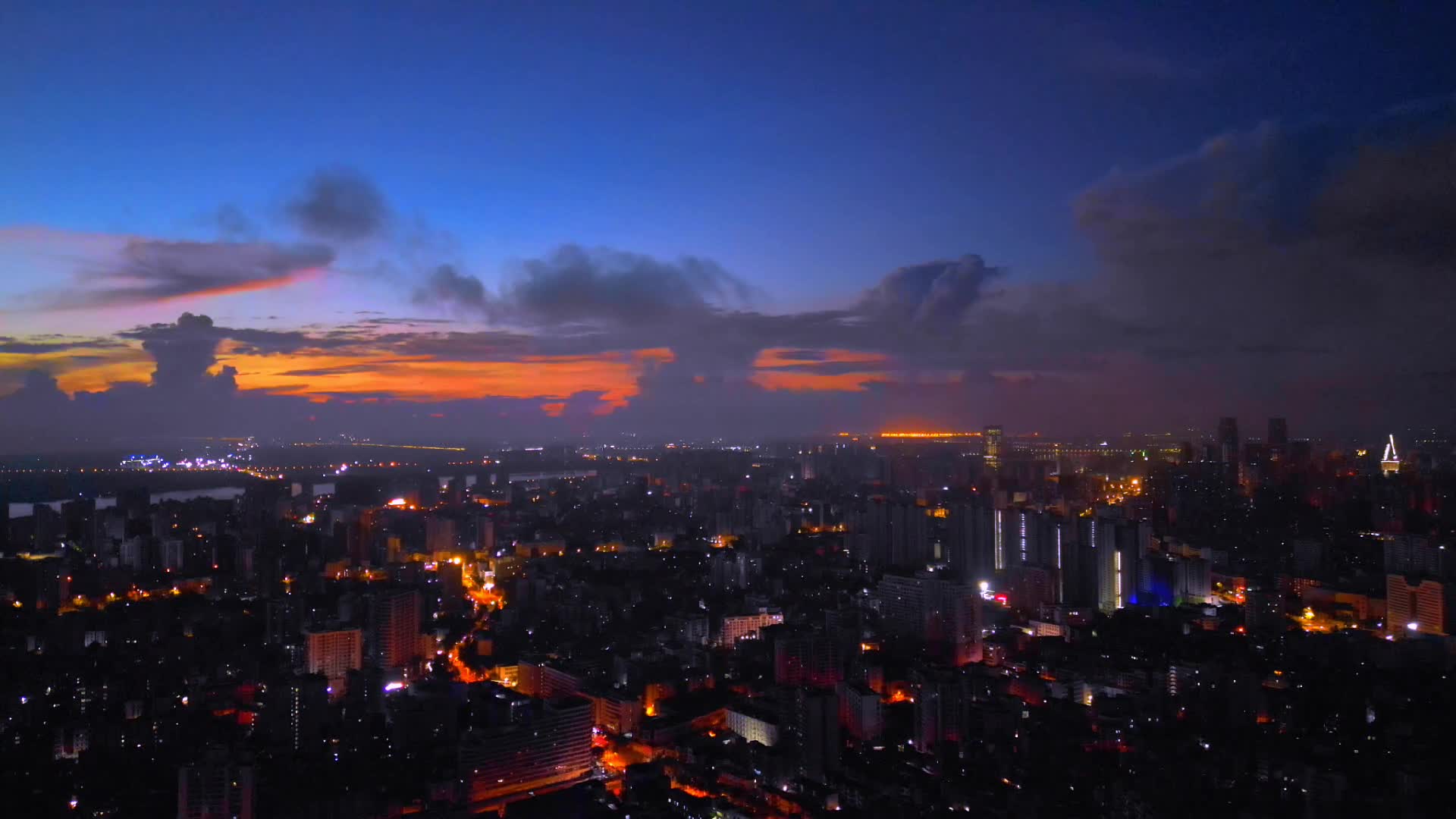 晚霞云层黄昏日落天空城市海口视频的预览图