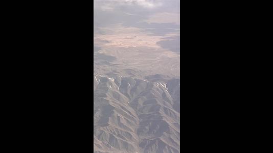 高清竖屏航拍新疆高山云层合集视频的预览图
