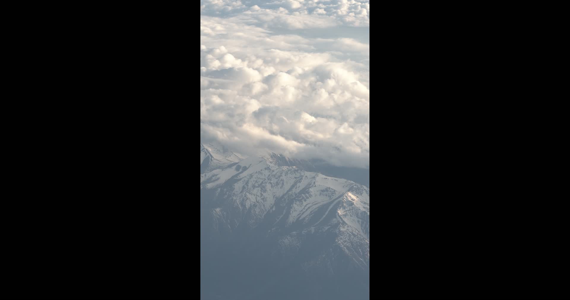 高清竖屏新疆俯视航拍高山合集视频的预览图