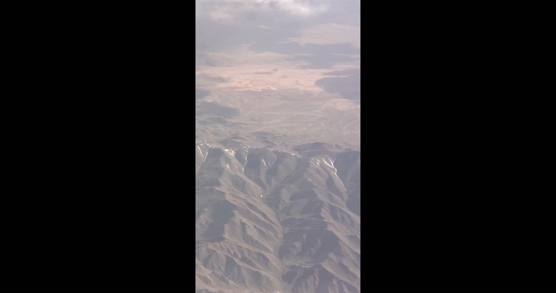 高清竖屏航拍新疆高山云层合集视频的预览图