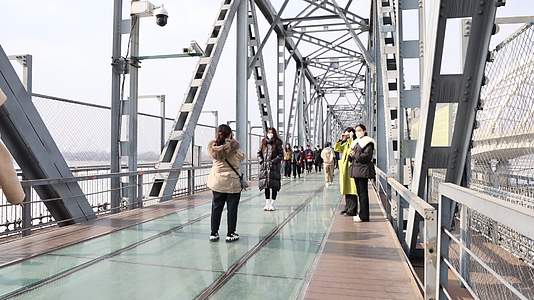 哈尔滨网红桥人流延时视频的预览图