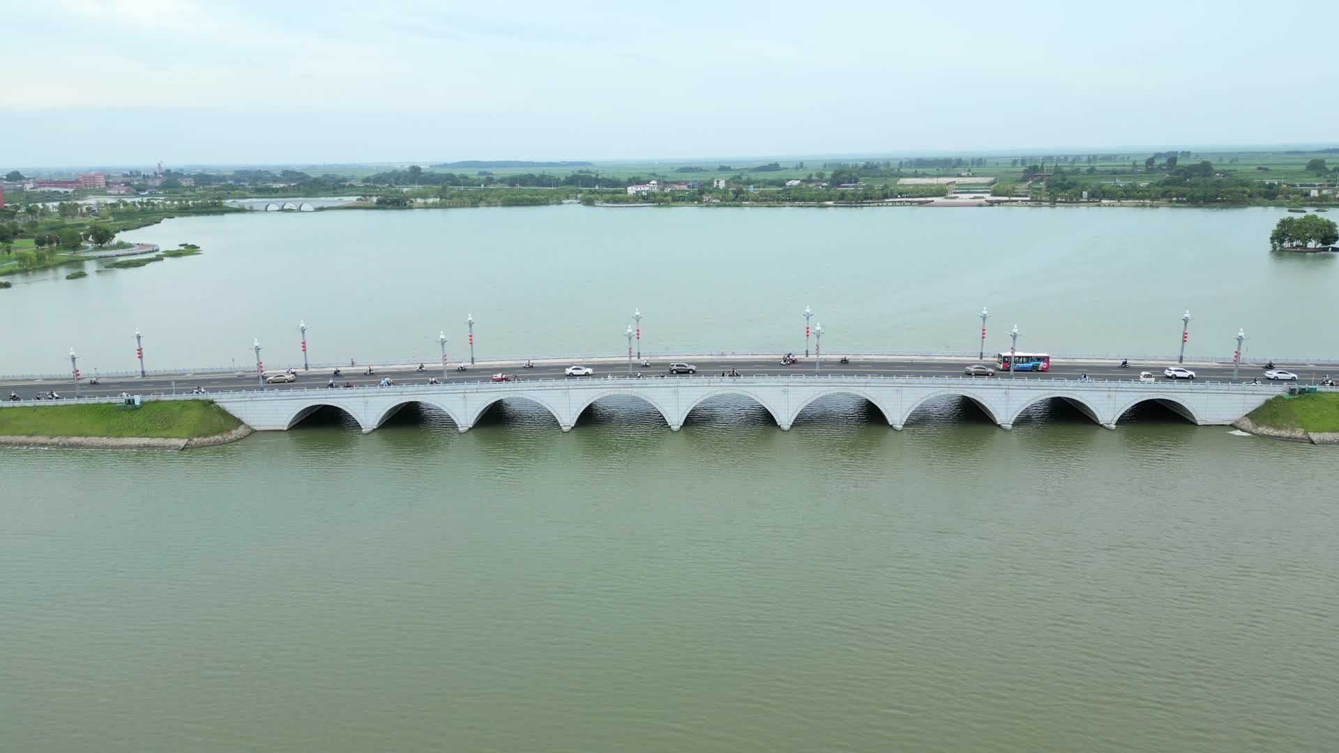 鄱阳县东湖大道文正桥航拍4K60视频的预览图