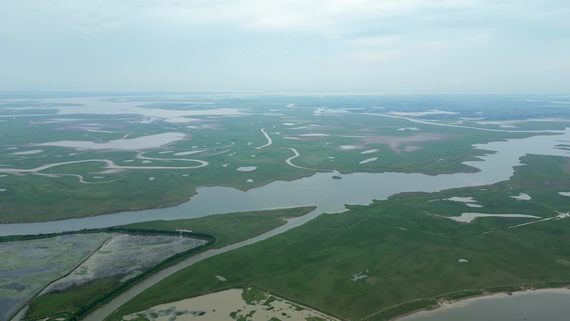 鄱阳湖湿地风光航拍4K60视频的预览图