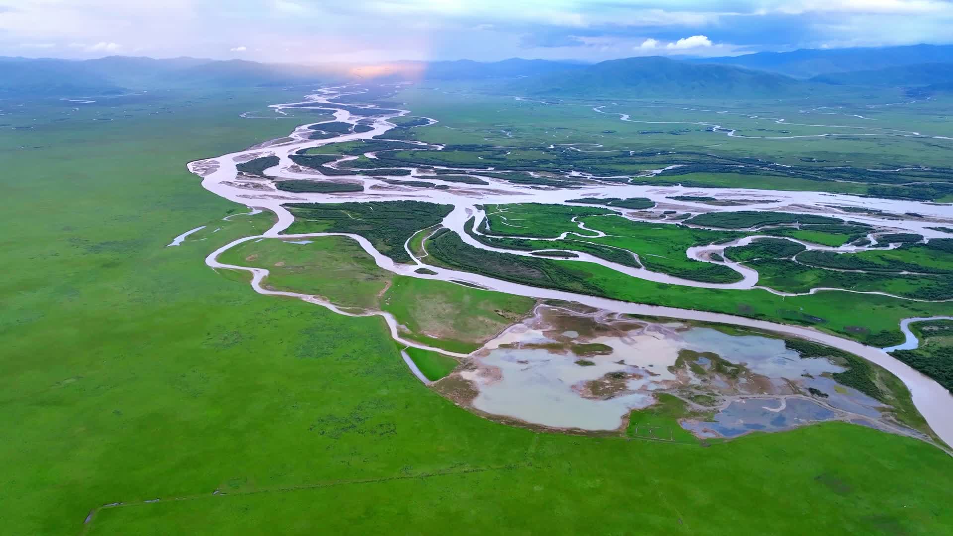航拍甘肃碌曲阿万仓湿地宁玛寺草原黄河视频的预览图