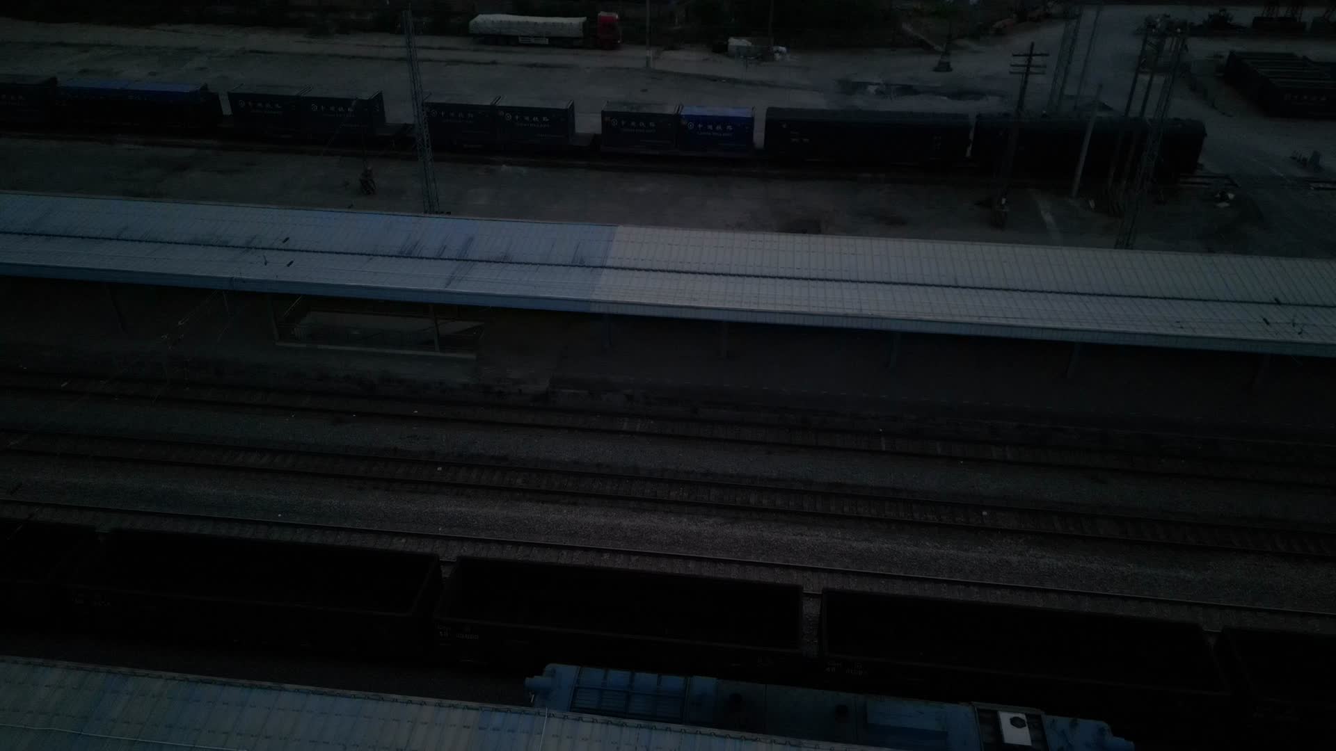 夜晚清晨火车轨道视频的预览图