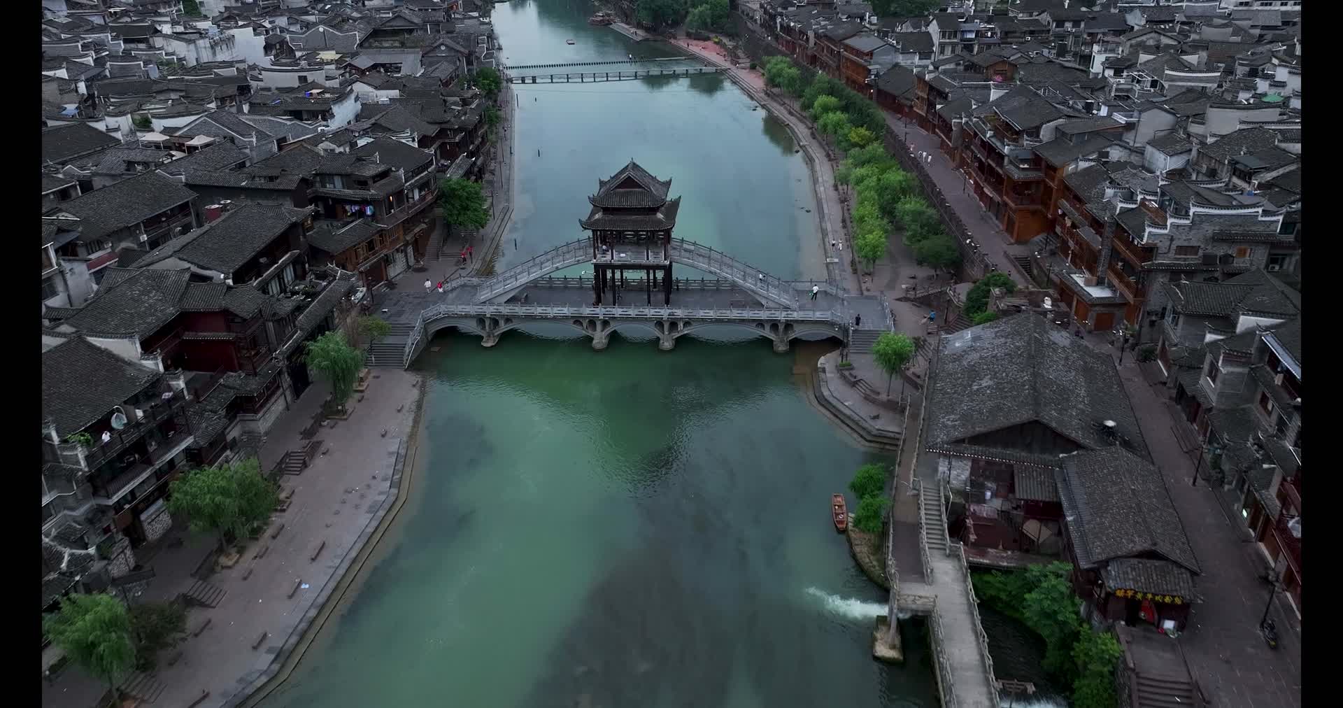 4K航拍延时湖南湘西凤凰古镇视频的预览图