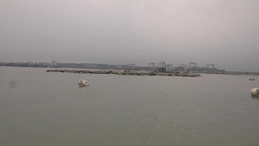 C福建晋江围头村海上航行高清实拍视频视频的预览图