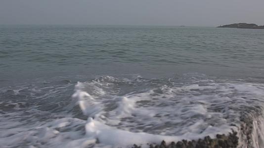 C福建晋江围头村海岸波浪慢镜头实拍视频的预览图