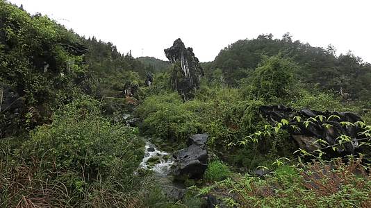 C湖南花垣县高山流水高清实拍视频视频的预览图