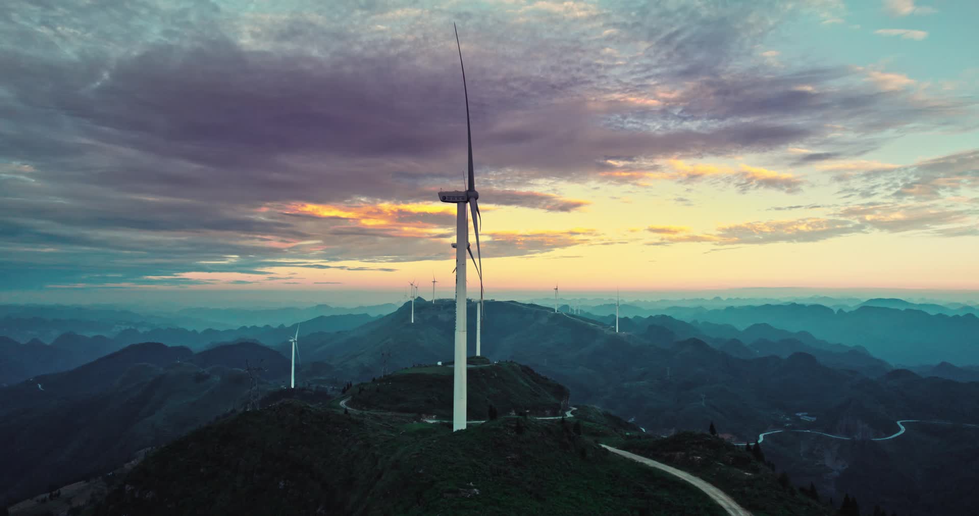 4k航拍喀斯特地貌风力发电场大风车1视频的预览图
