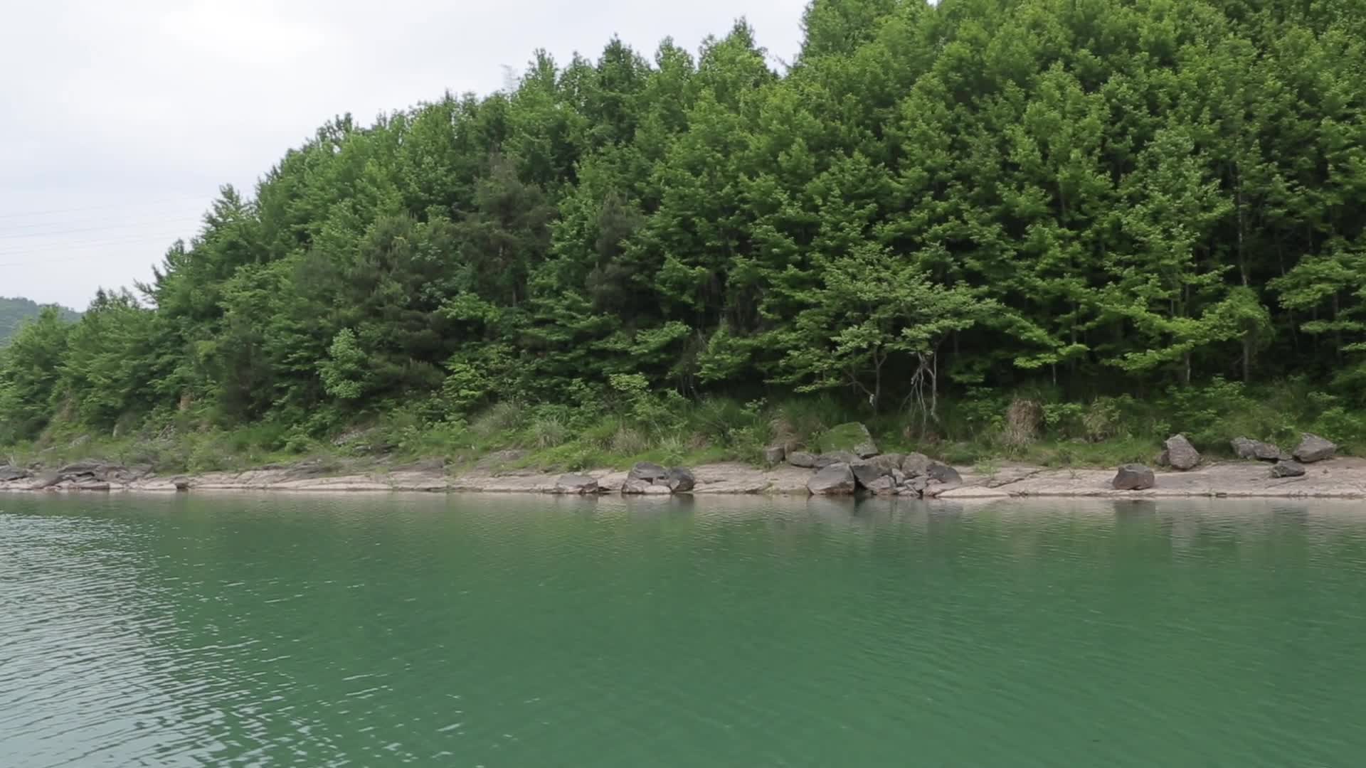 C浙江仙居湖面波光高清实拍视频视频的预览图