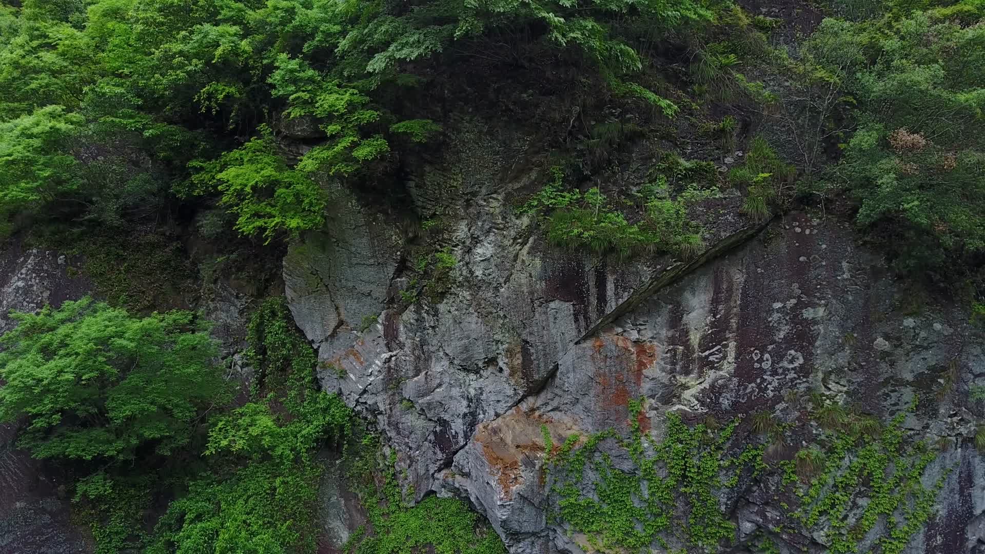 C浙江仙居山石流水4k航拍视频视频的预览图