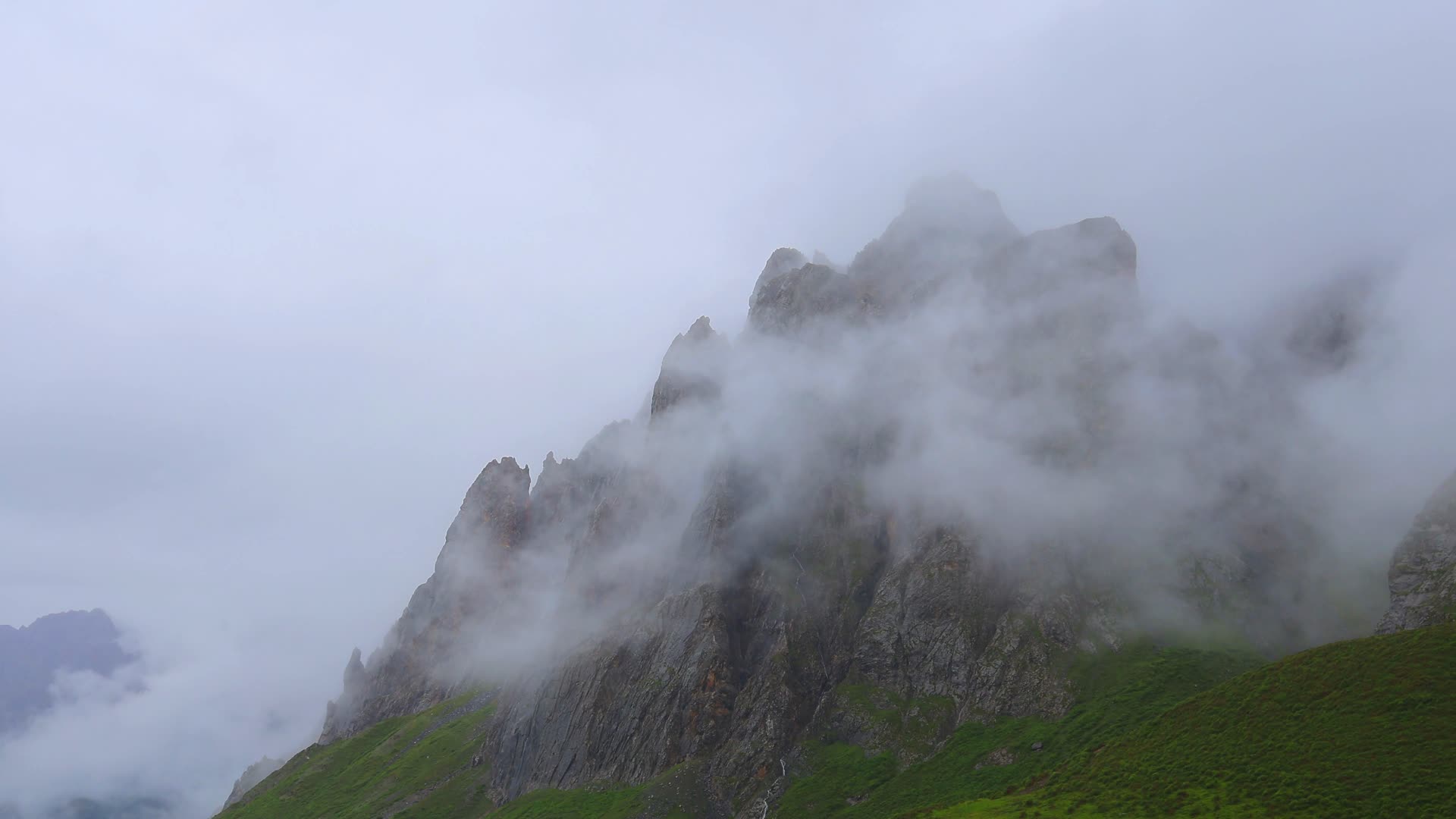 航拍延时云雾穿云洛克之路夏季草原视频的预览图
