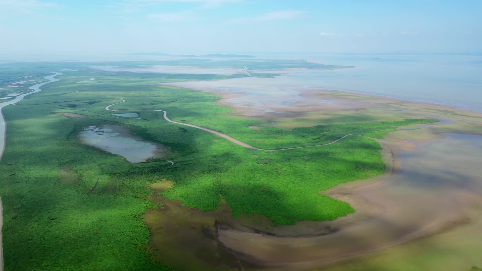 江西鄱阳湖自然风光航拍4K60视频的预览图