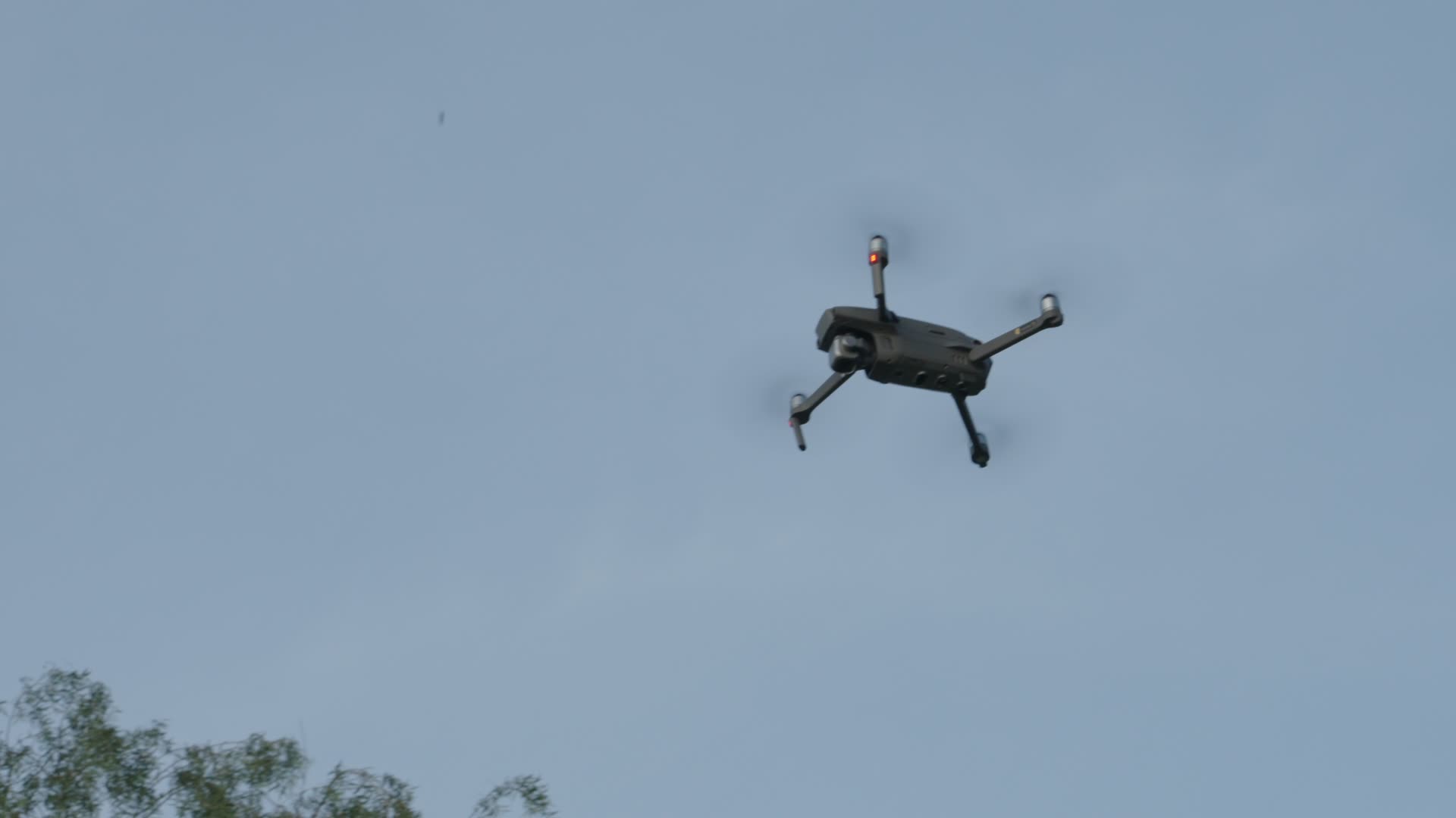 空中悬停的无人机视频的预览图