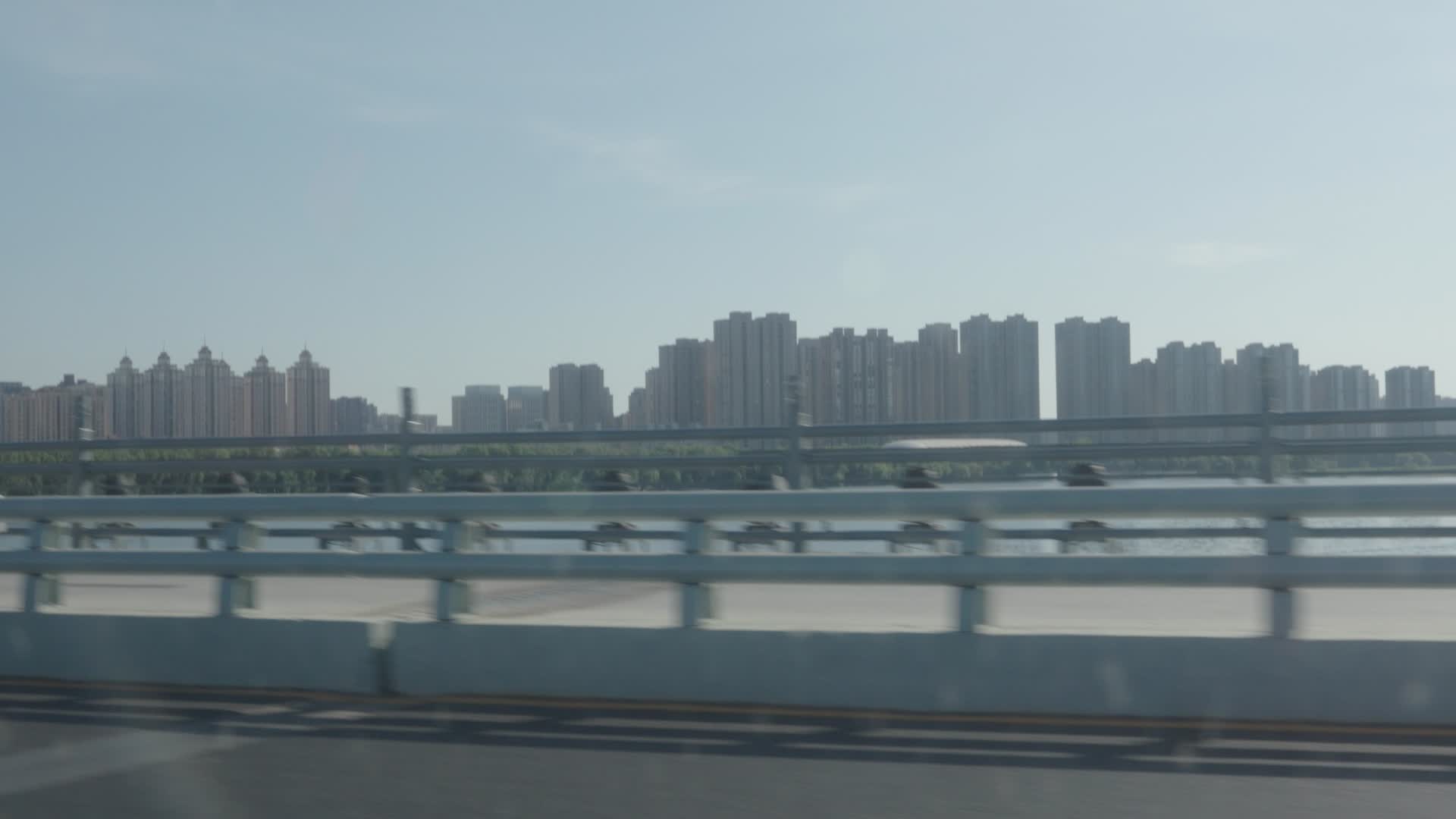 浑河大桥上的风景和来往的人视频的预览图