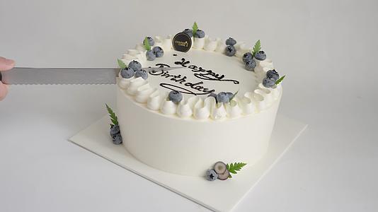 生日蛋糕特写蓝莓芝士大蛋糕甜品甜点视频的预览图