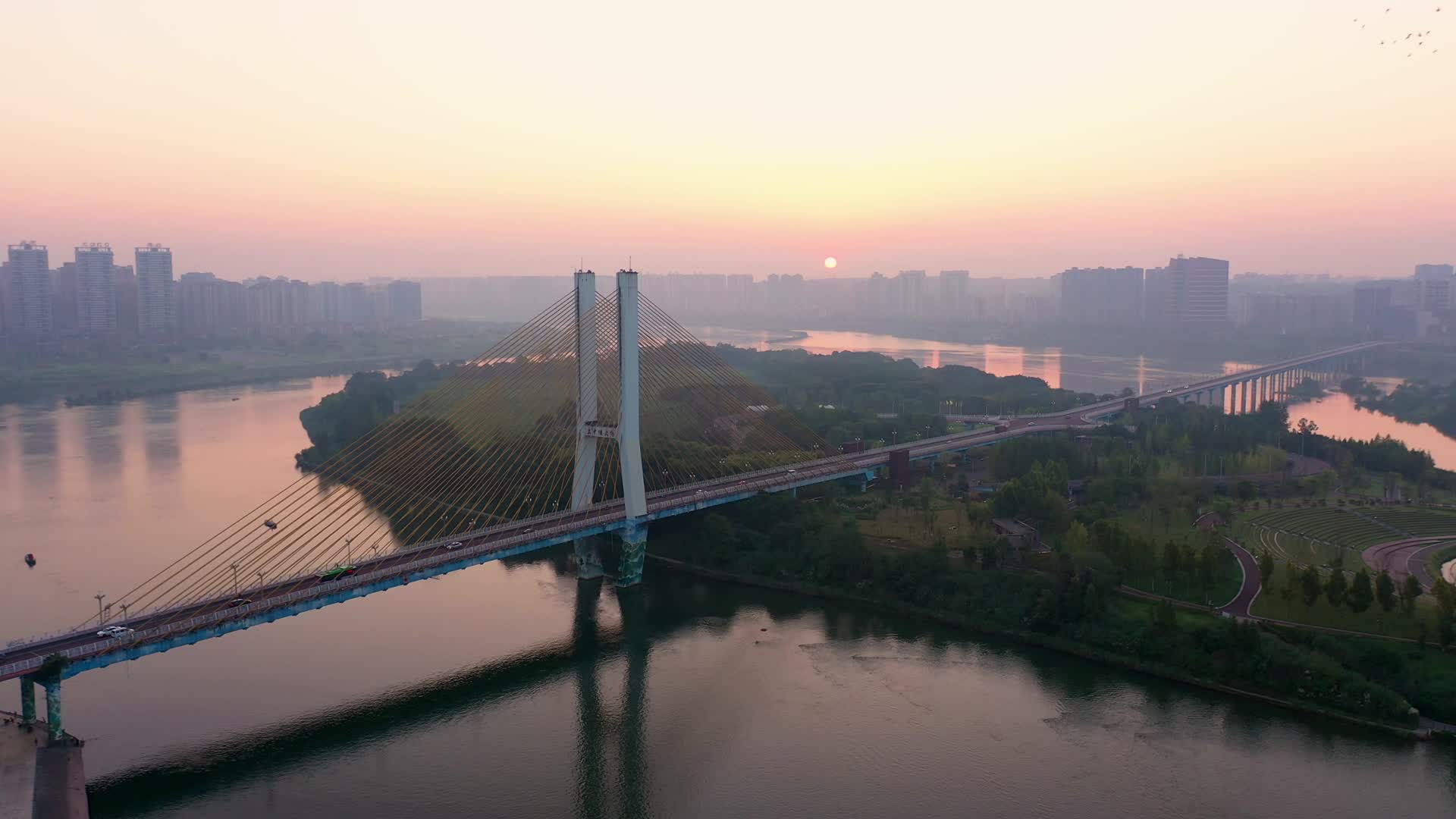 4K南充上中坝大桥清晨逆光唯美视频的预览图