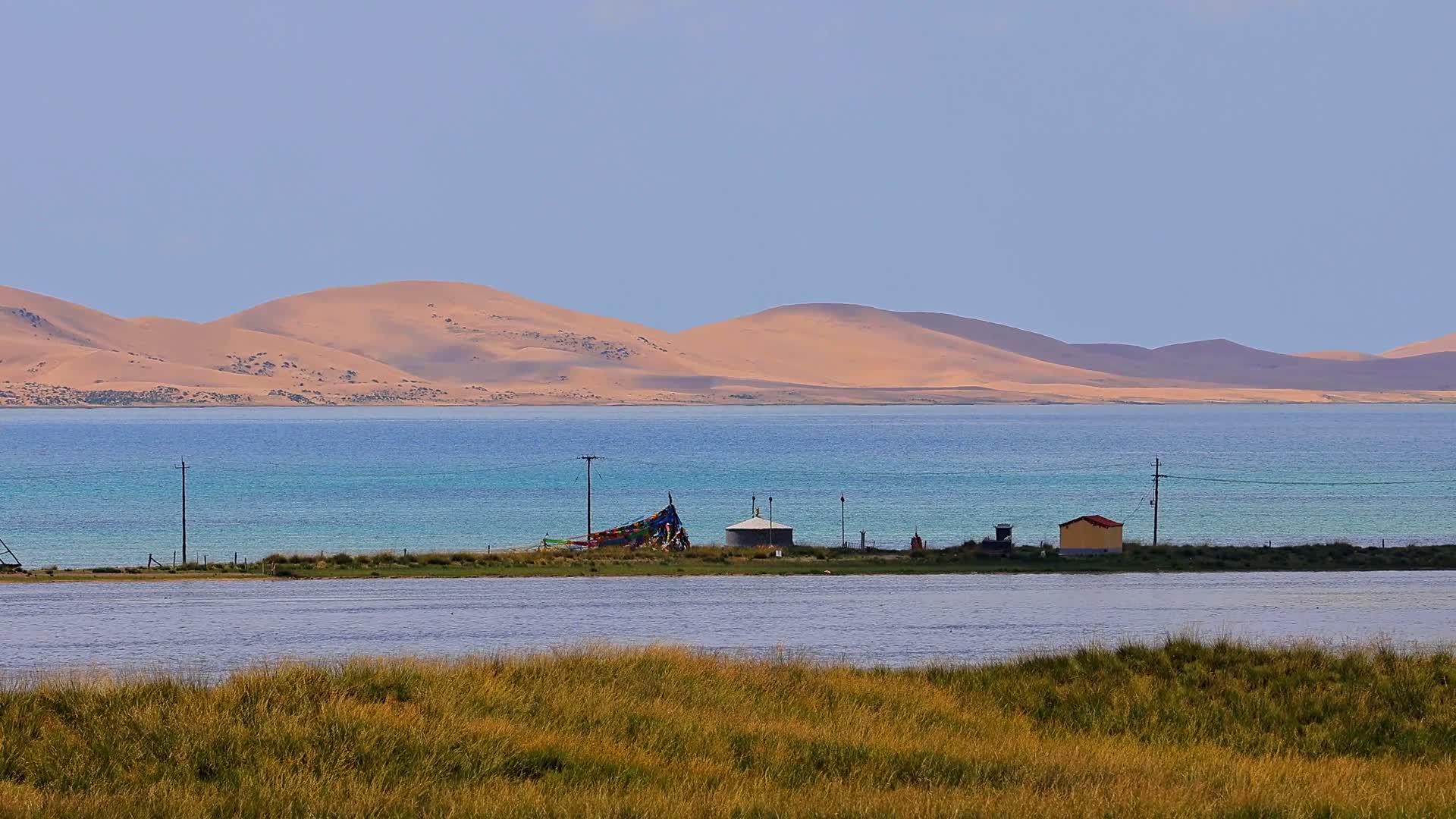 航拍青海湖尕海沙漠夏季穿云视频的预览图