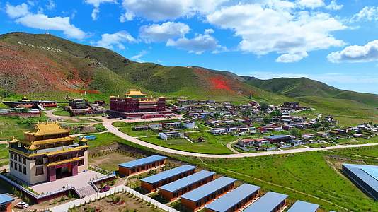 航拍青海湖沙陀寺藏传佛教青藏高原视频的预览图