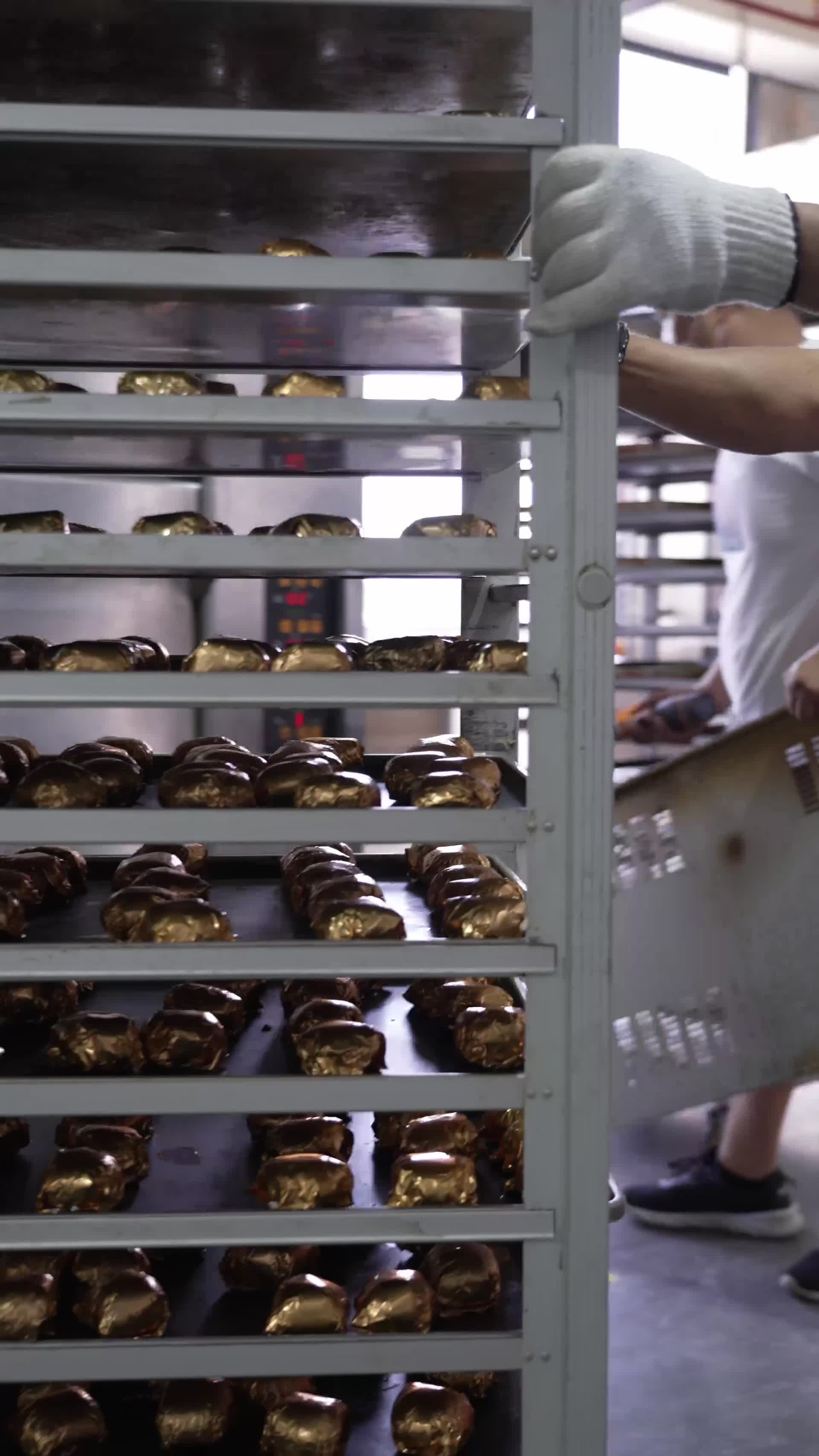 月饼生产工厂制作月饼月饼生产线中秋视频的预览图