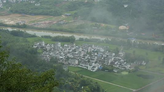 S7安徽省黄山市齐云山大雾鸟瞰村落视频视频的预览图