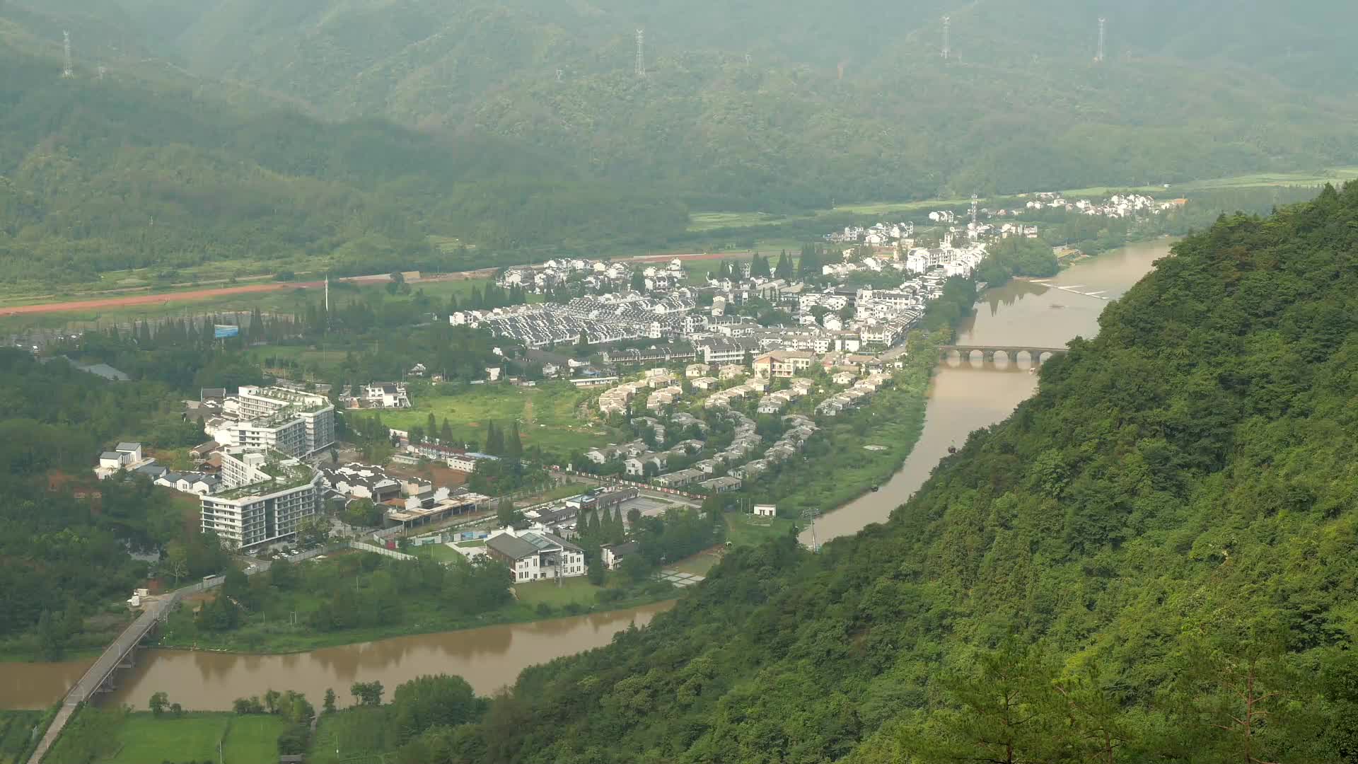 S7安徽省黄山市齐云山俯瞰居民村落鸡鸣视频的预览图