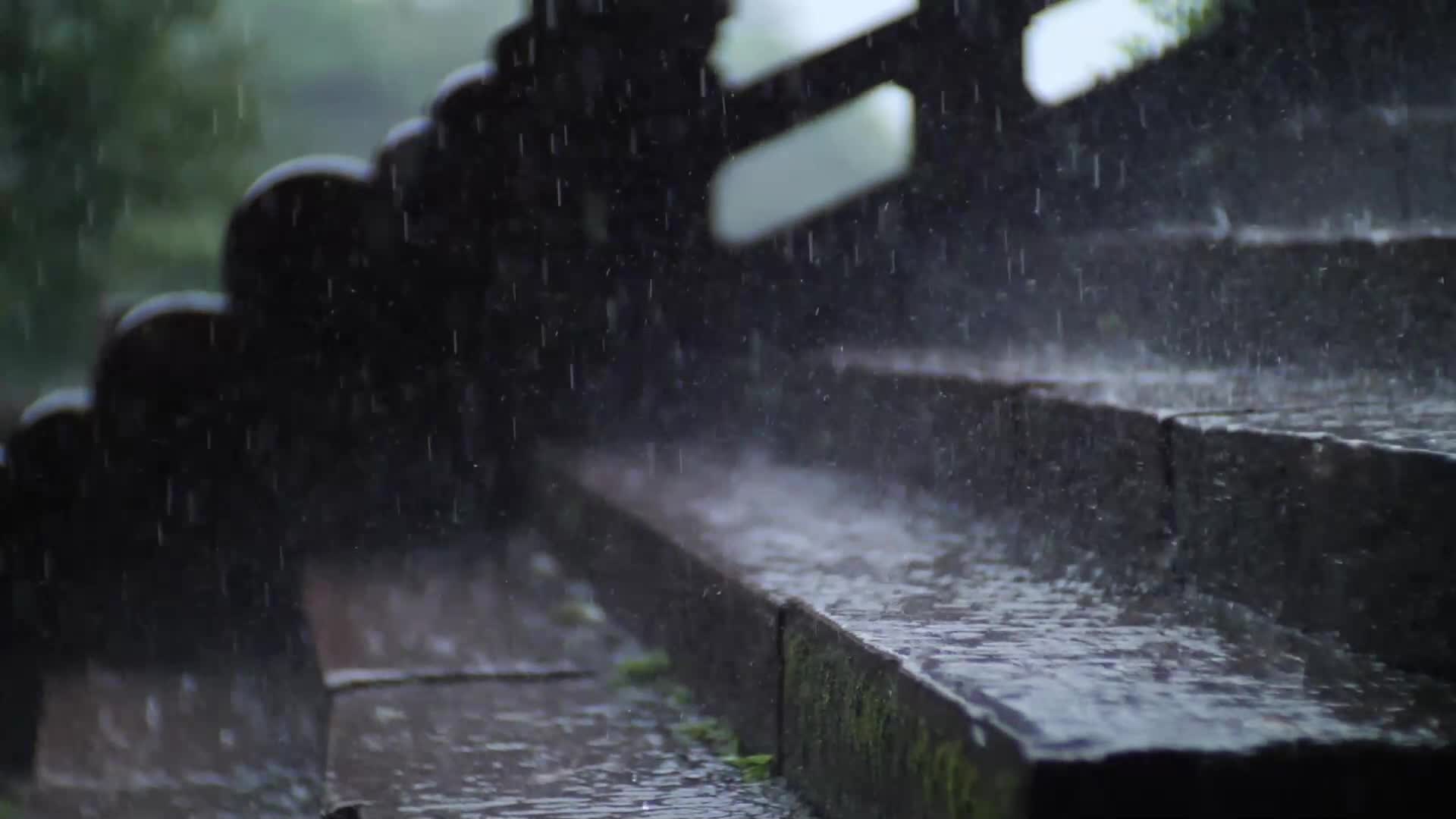 S7安徽省黄山市齐云山台阶雨滴特写视频的预览图