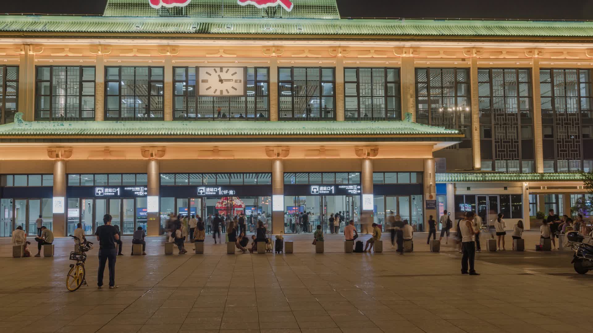 8K西安火车站进站口人流夜景延时视频的预览图