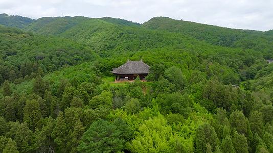 滇源水源区美景地标森林深处的青龙禅寺航拍视频的预览图