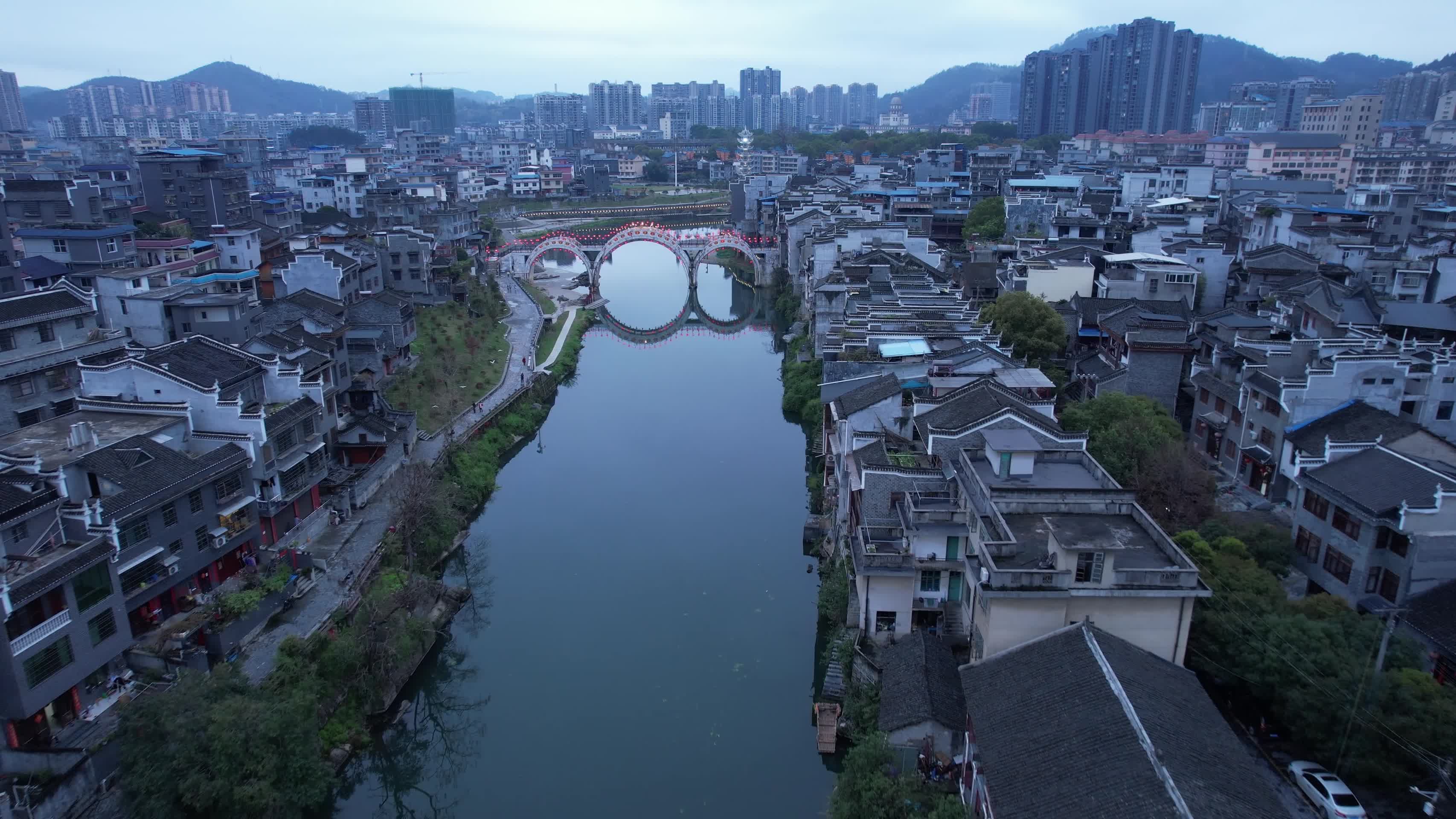 4K湖南吉首乾州古城古镇航拍视频视频的预览图