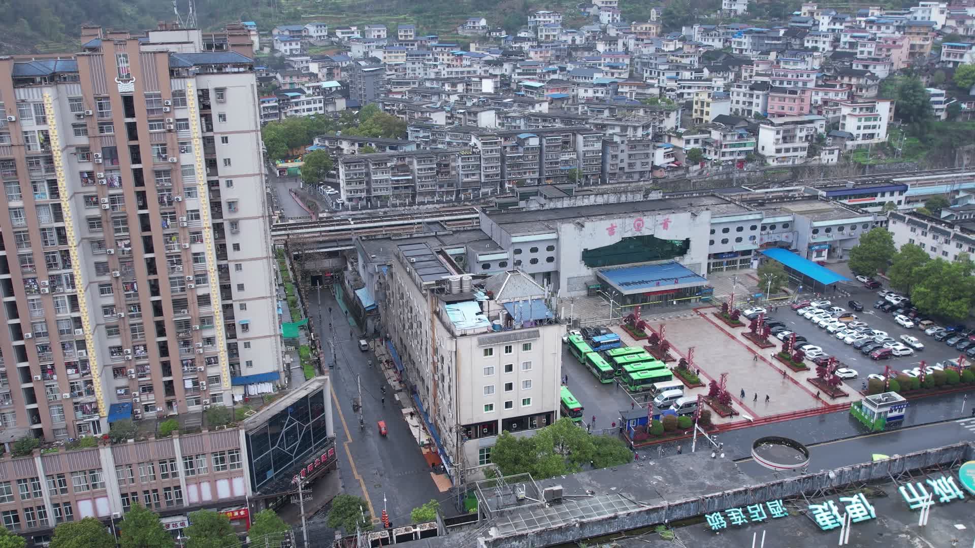 4K湖南吉首市火车站老城区航拍视频视频的预览图