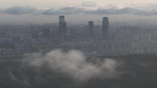 4K航拍南宁城市云雾风光视频的预览图