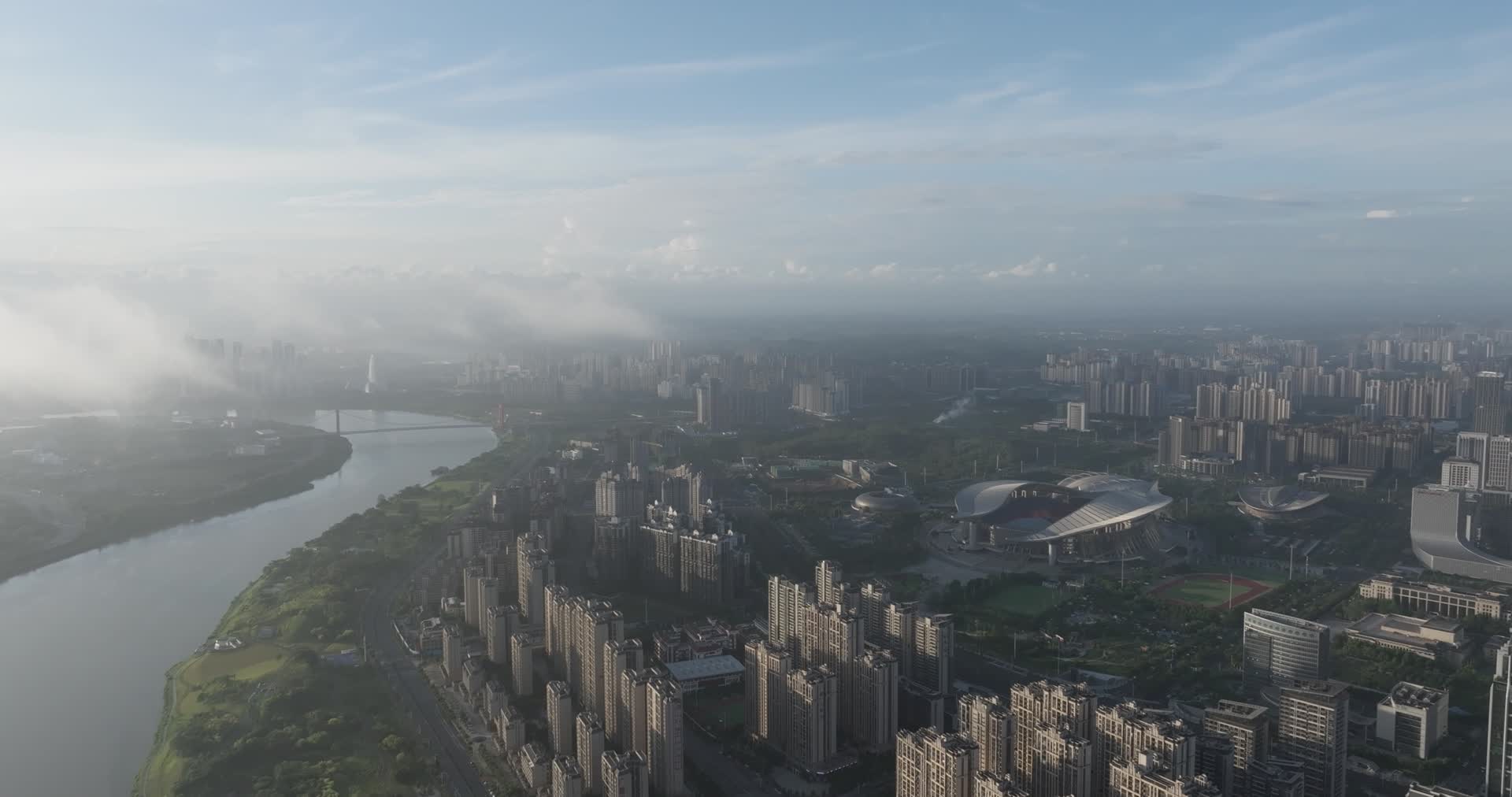 4K延时航拍南宁邕江沿岸风光视频的预览图