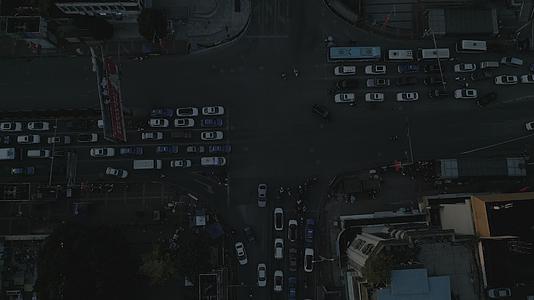 大疆无人机航拍车辆交通视频的预览图
