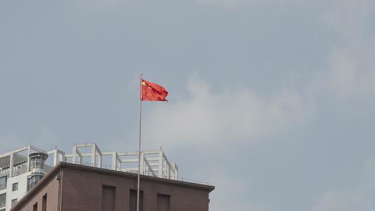 楼顶飘扬的五星红旗视频的预览图