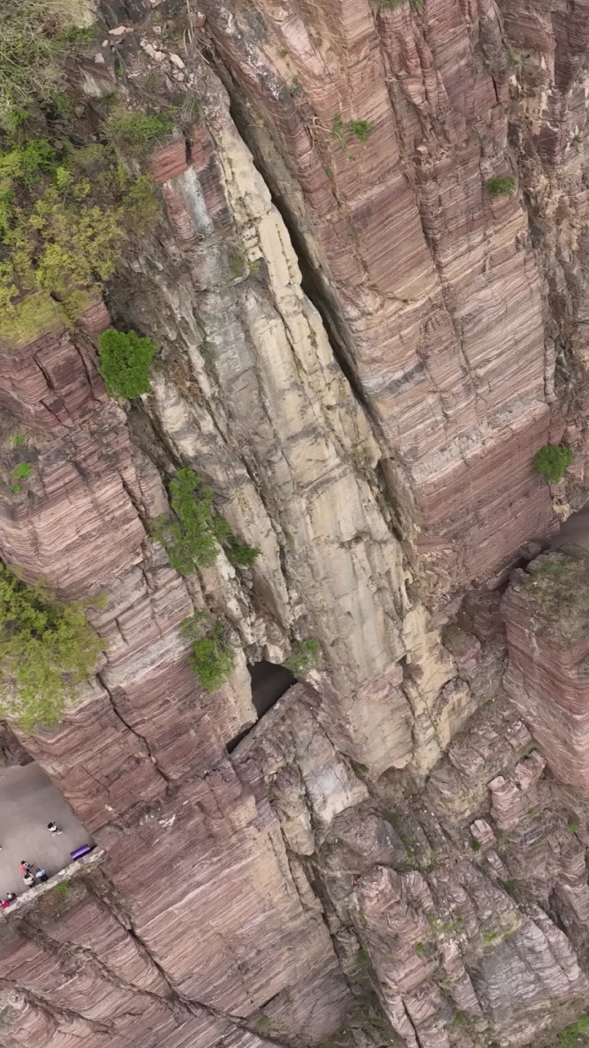 高清竖屏航拍河南山东麓林州市太行山春光和煦视频的预览图