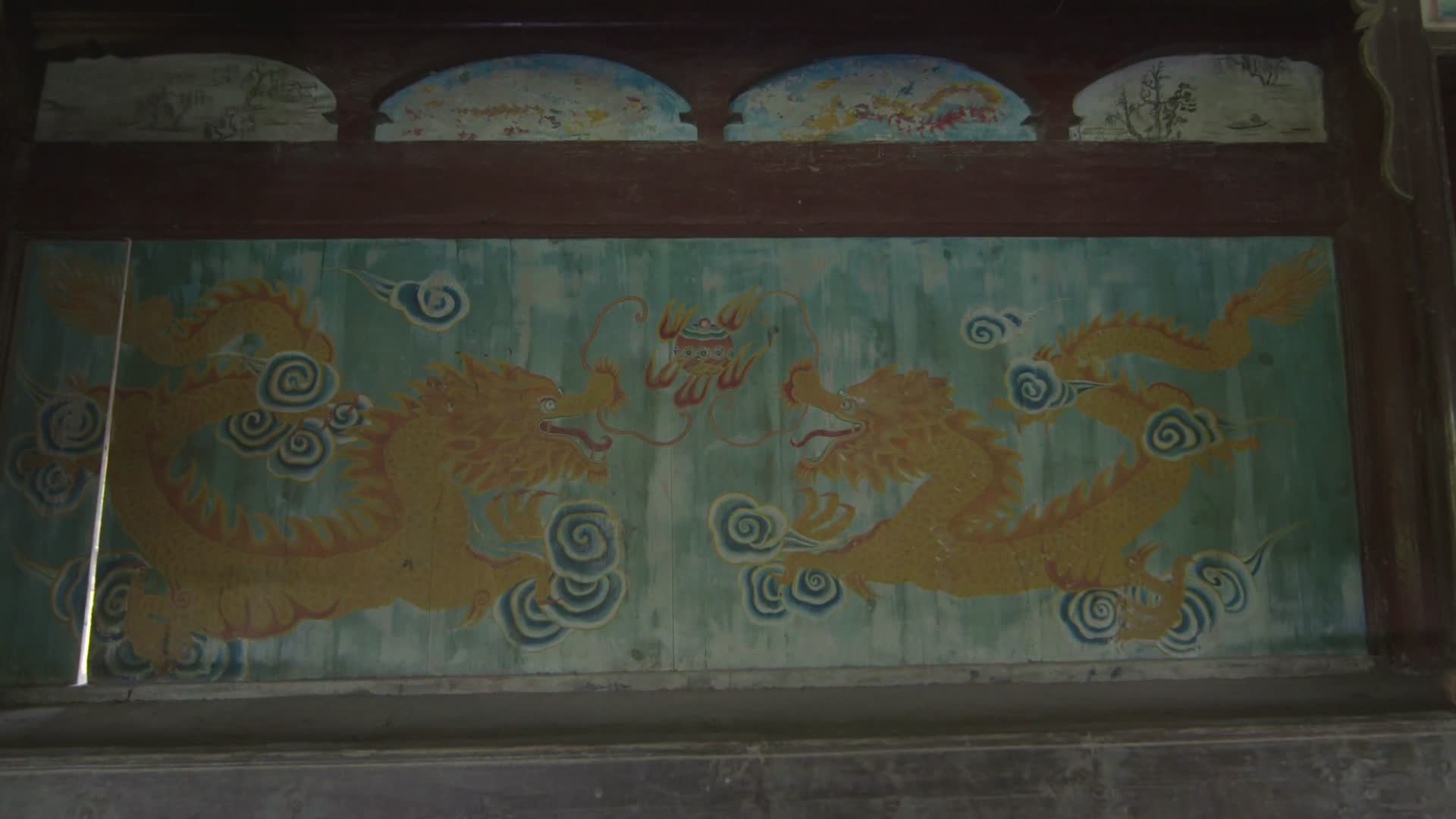 4K浙江温州泰顺县廊桥内部壁画牌匾特写视频的预览图